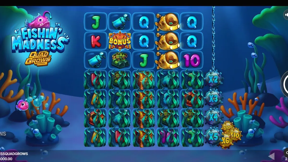 Tampilan visual bawah laut Fishin’ Madness Quadgrows dengan simbol ikan dan ranjau laut.
